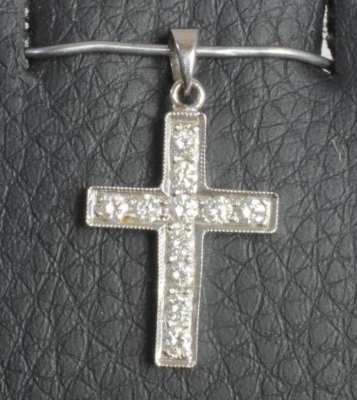 A DIAMOND CROSS PENDANT Image