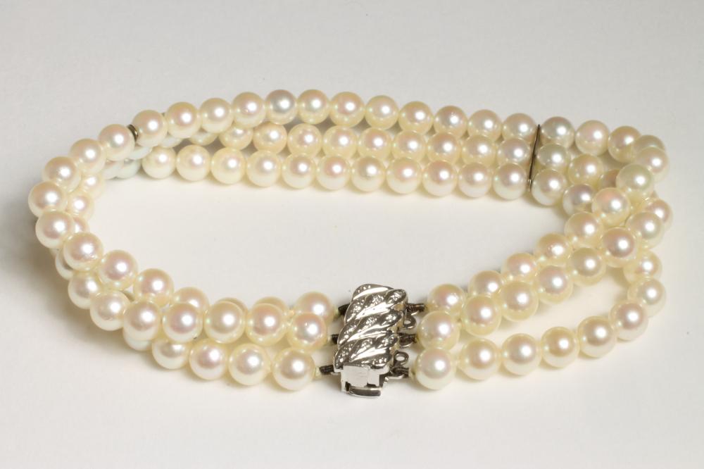 A TRIPLE STRAND CULTURED PEARL BRACELET Image