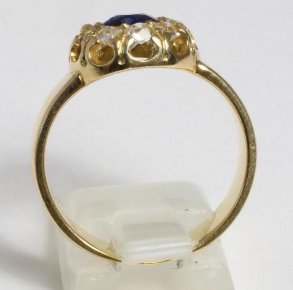 A VICTORIAN SAPPHIRE AND DIAMOND CLUSTER RING Image