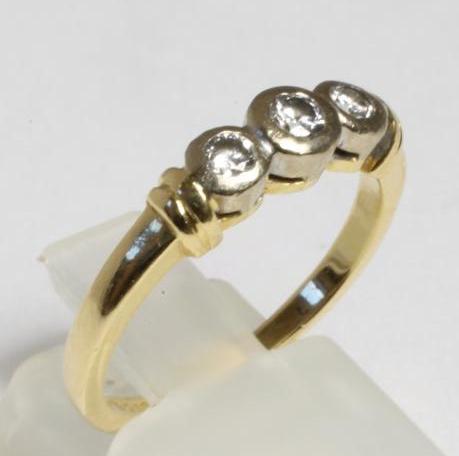 A THREE STONE DIAMOND RING Image