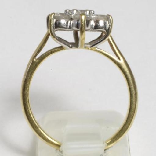 A SEVEN STONE DIAMOND CLUSTER RING Image