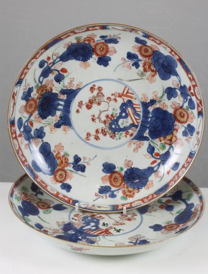 A PAIR OF CHINESE IMARI PORCELAIN SAUCER DISHES Image