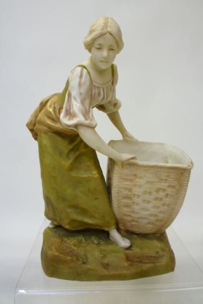 A ROYAL DUX BISQUE PORCELAIN FIGURAL VASE Image