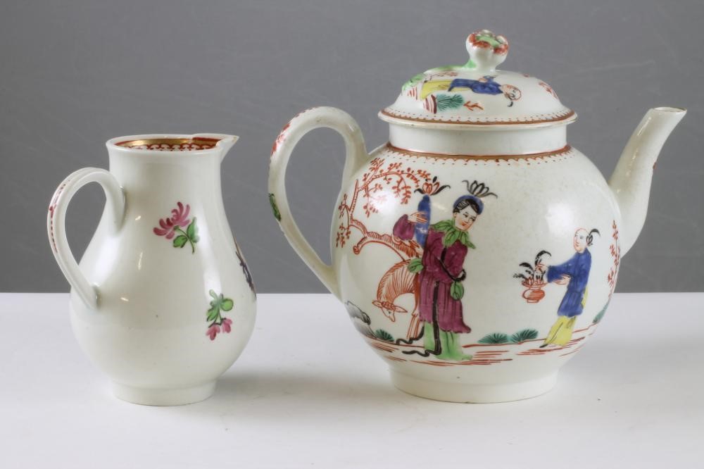 A FIRST PERIOD WORCESTER PORCELAIN TEAPOT AND COVER Image