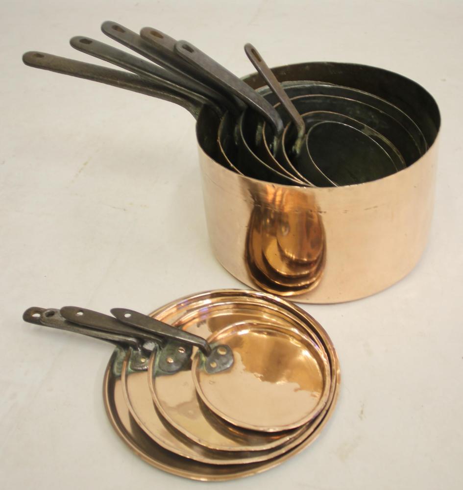A SET OF SIX VICTORIAN GRADUATED COPPER PANS Image