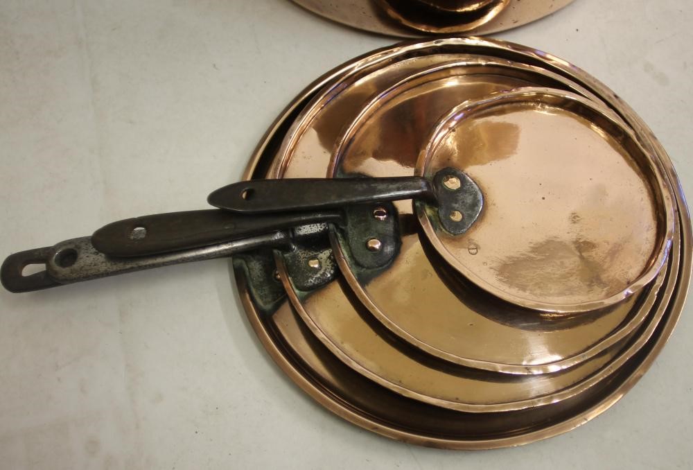 A SET OF SIX VICTORIAN GRADUATED COPPER PANS Image