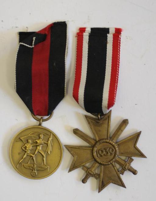 A GERMAN WAR MEDAL CROSS WITH SWORDS Image