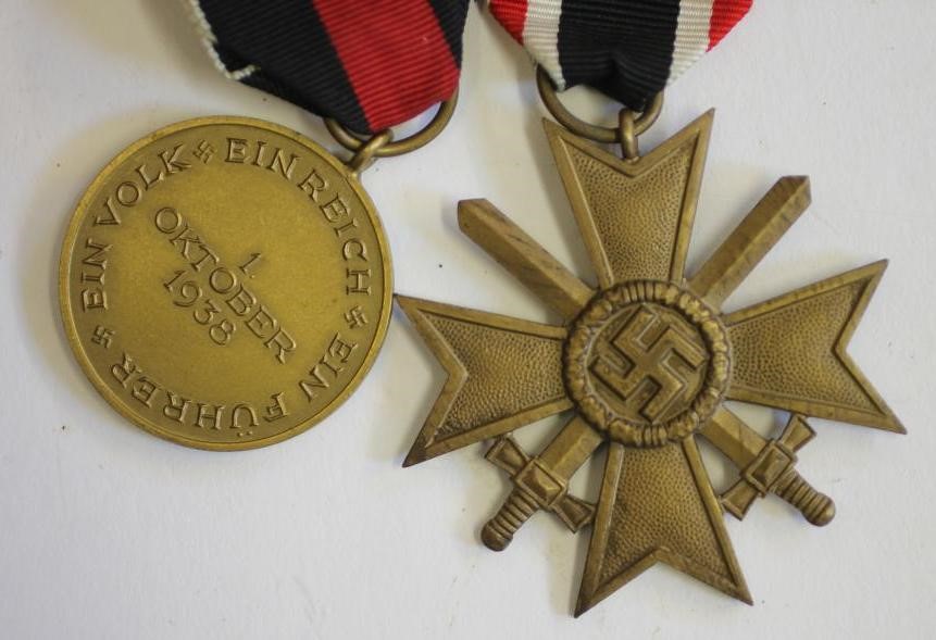 A GERMAN WAR MEDAL CROSS WITH SWORDS Image