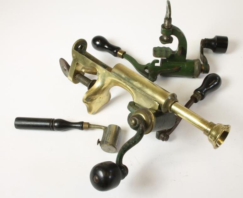 A WARD & SONS BENCH MOUNTED 12 BORE CARTRIDGE LOADING AND CLOSING MACHINE Image