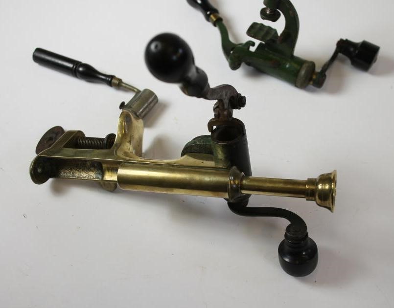 A WARD & SONS BENCH MOUNTED 12 BORE CARTRIDGE LOADING AND CLOSING MACHINE Image