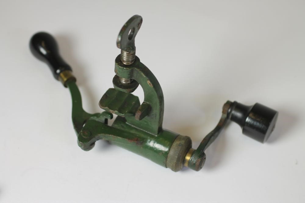 A WARD & SONS BENCH MOUNTED 12 BORE CARTRIDGE LOADING AND CLOSING MACHINE Image