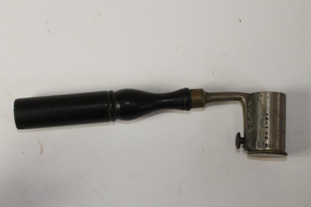 A WARD & SONS BENCH MOUNTED 12 BORE CARTRIDGE LOADING AND CLOSING MACHINE Image