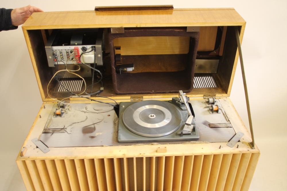 A "DECOLA" MUSIC CENTRE Image