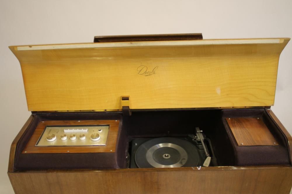 A "DECOLA" MUSIC CENTRE Image