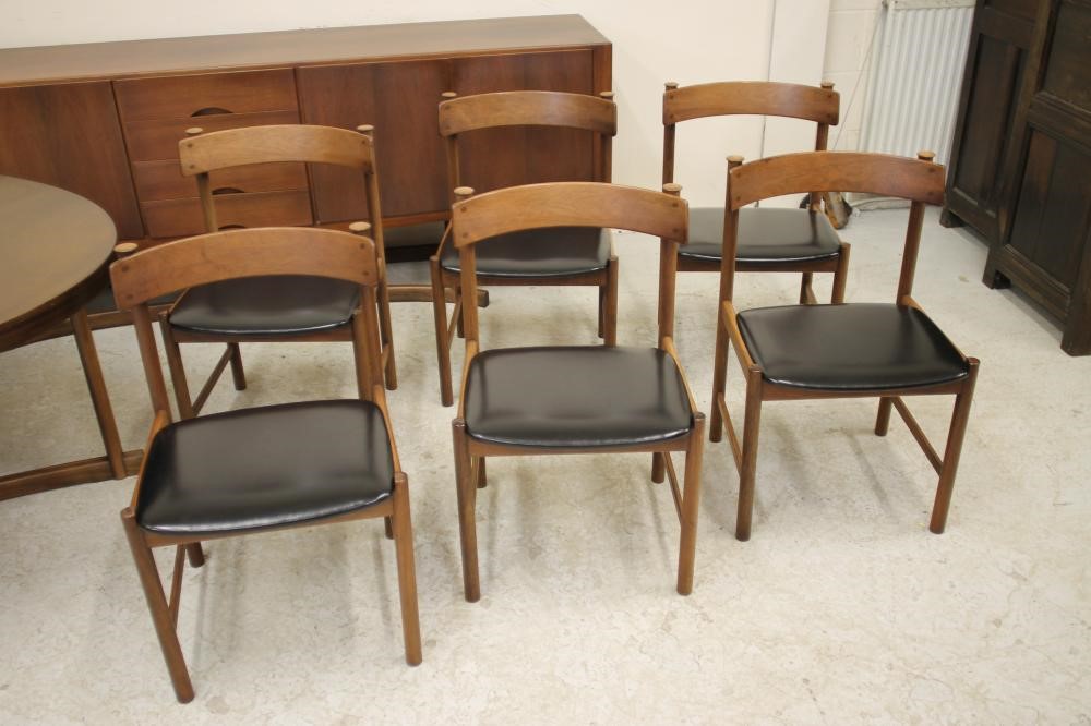 A DANISH ROSEWOOD DINING SUITE possibly by Prebenskoven Image