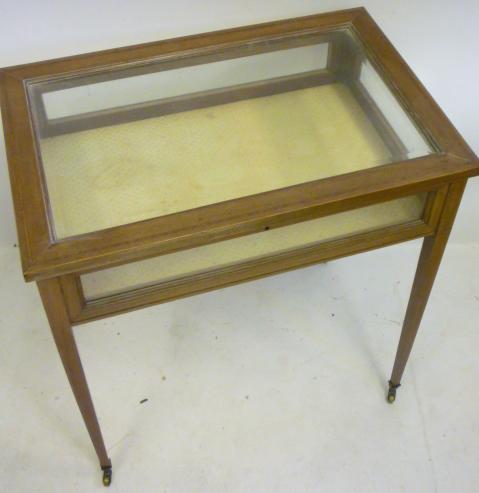 AN EDWARDIAN MAHOGANY BIJOUTERIE TABLE of oblong form crossbanded with stringing Image