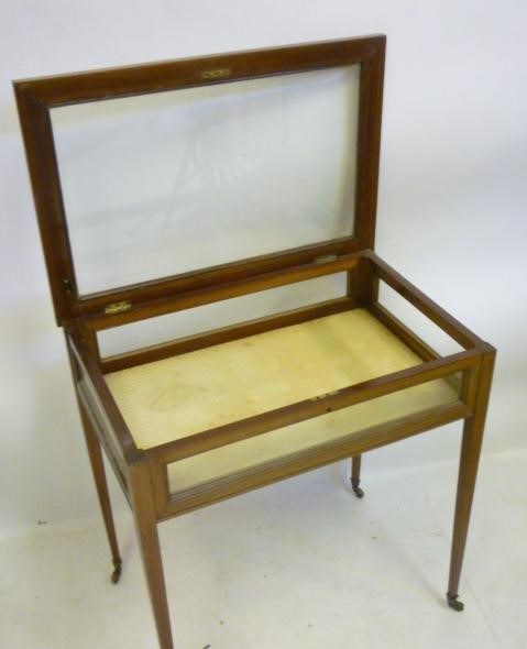 AN EDWARDIAN MAHOGANY BIJOUTERIE TABLE of oblong form crossbanded with stringing Image