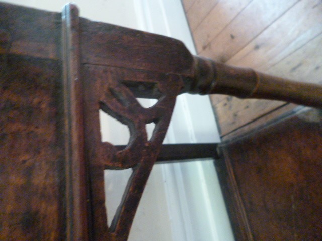 A SMALL GEORGIAN OAK POT BOARD DRESSER BASE Image