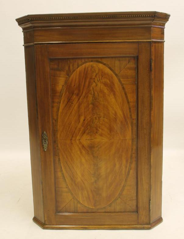A GEORGIAN MAHOGANY CORNER CUPBOARD Image