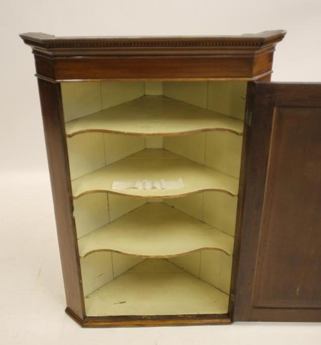 A GEORGIAN MAHOGANY CORNER CUPBOARD Image