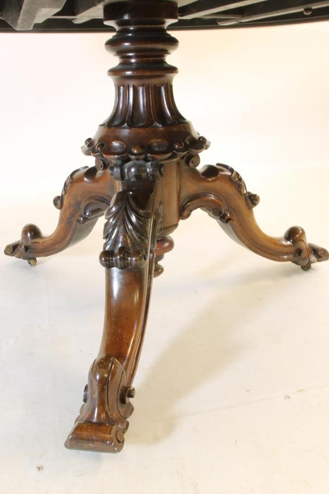 A VICTORIAN ROSEWOOD CENTRE TABLE Image
