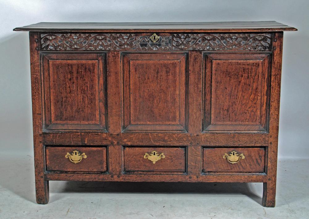 AN OAK PANELLED "MULE" CHEST Image