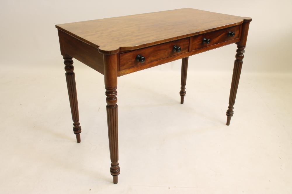 A GEORGIAN MAHOGANY SIDE TABLE Image