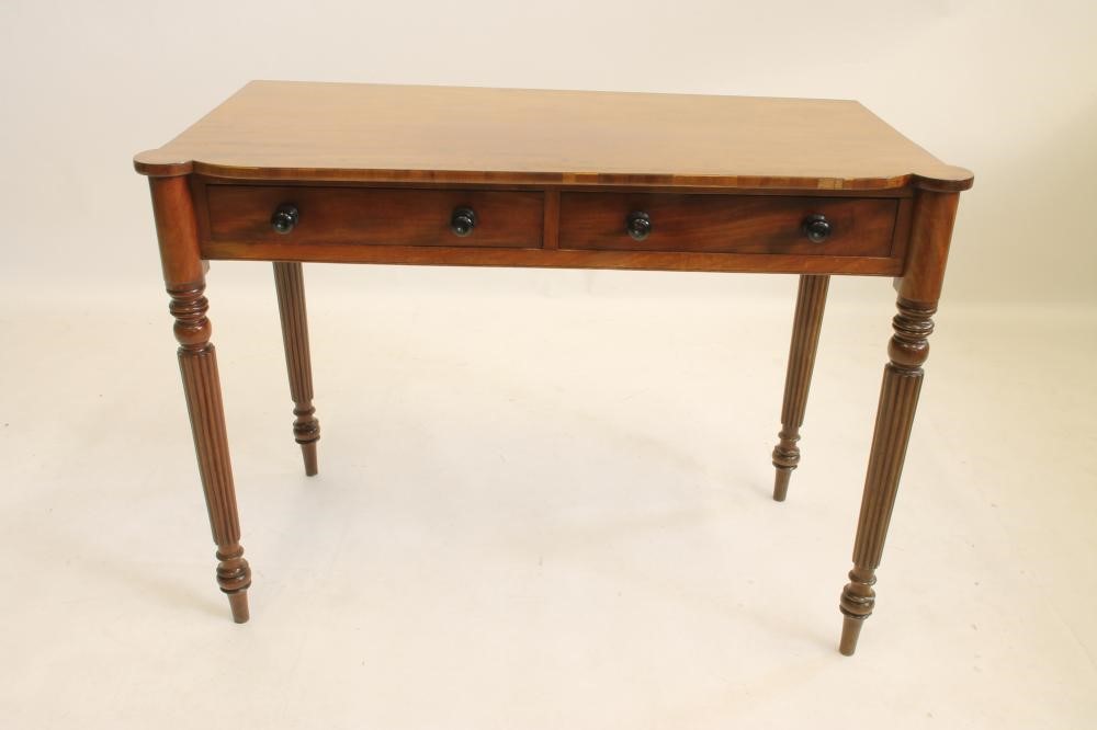 A GEORGIAN MAHOGANY SIDE TABLE Image