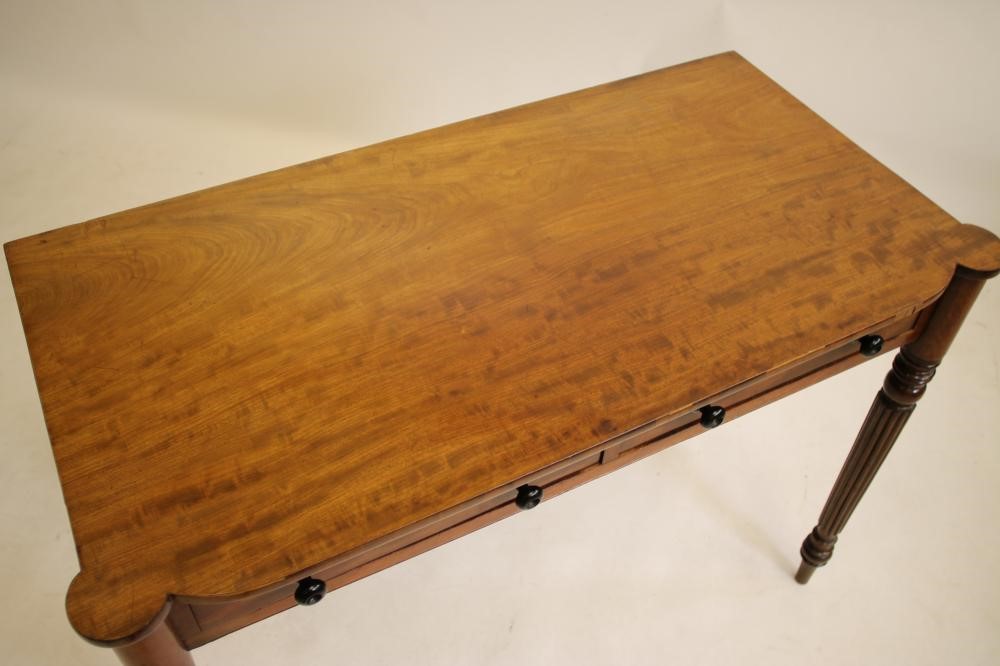 A GEORGIAN MAHOGANY SIDE TABLE Image