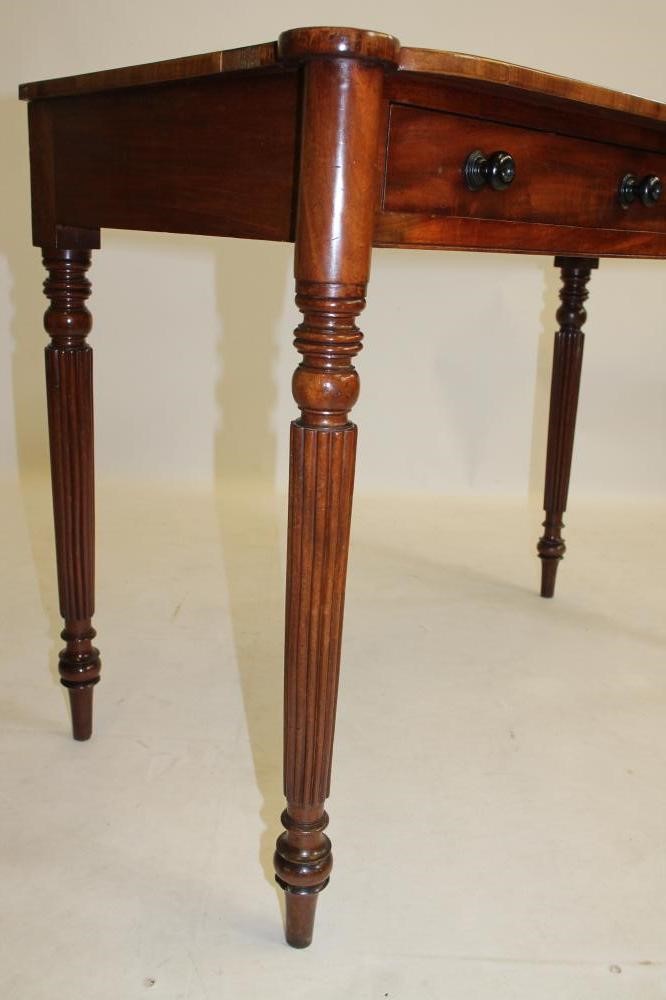 A GEORGIAN MAHOGANY SIDE TABLE Image