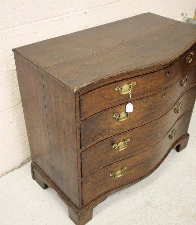 A GEORGIAN OAK SERPENTINE FRONTED CHEST Image