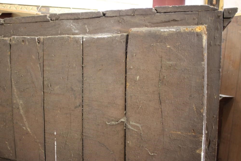 A GEORGIAN OAK SERPENTINE FRONTED CHEST Image