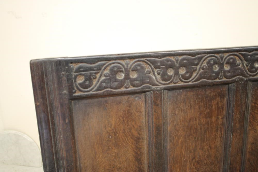 A GEORGIAN OAK SETTLE Image