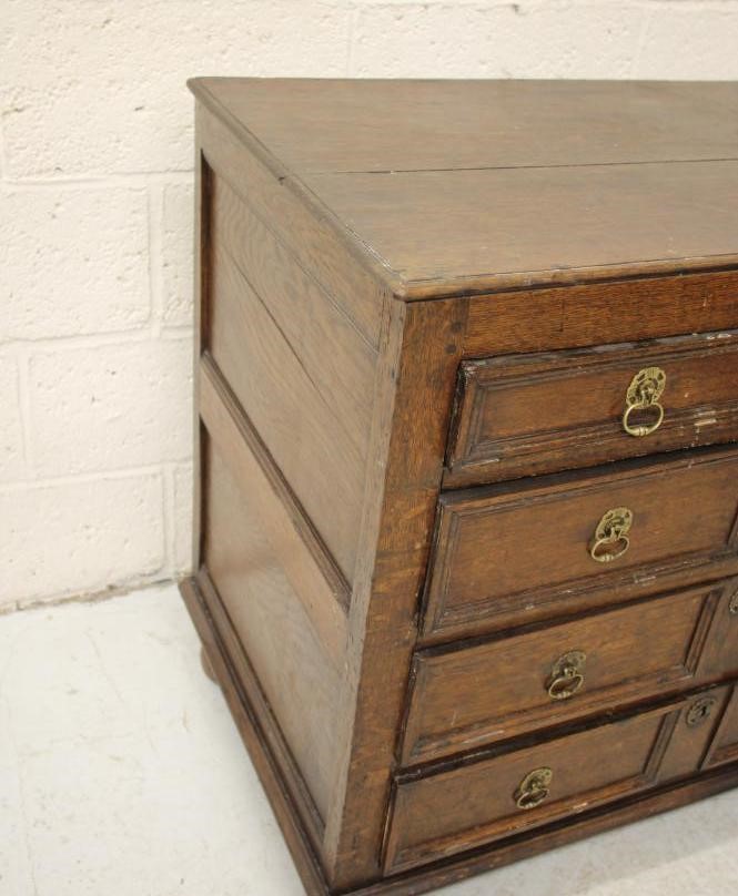 AN OAK CHEST Image