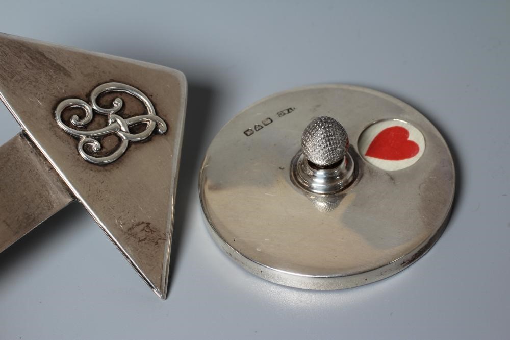 A GEORGE V SILVER BRIDGE MARKER by Grey & Co. Image