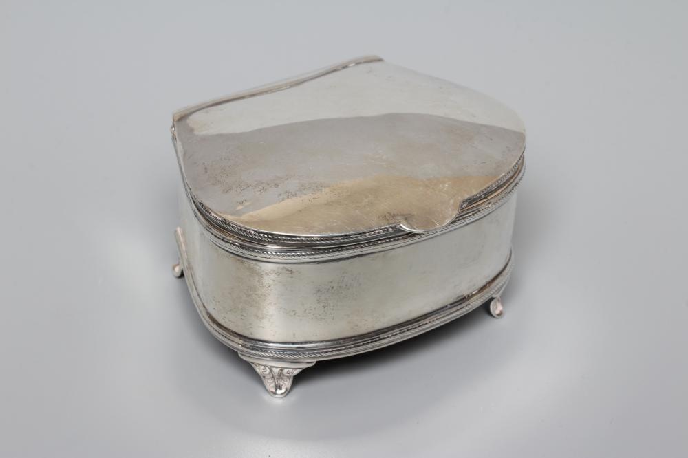 AN EDWARDIAN SILVER DRESSING TABLE BOX by Deakin & Francis Ltd. Image