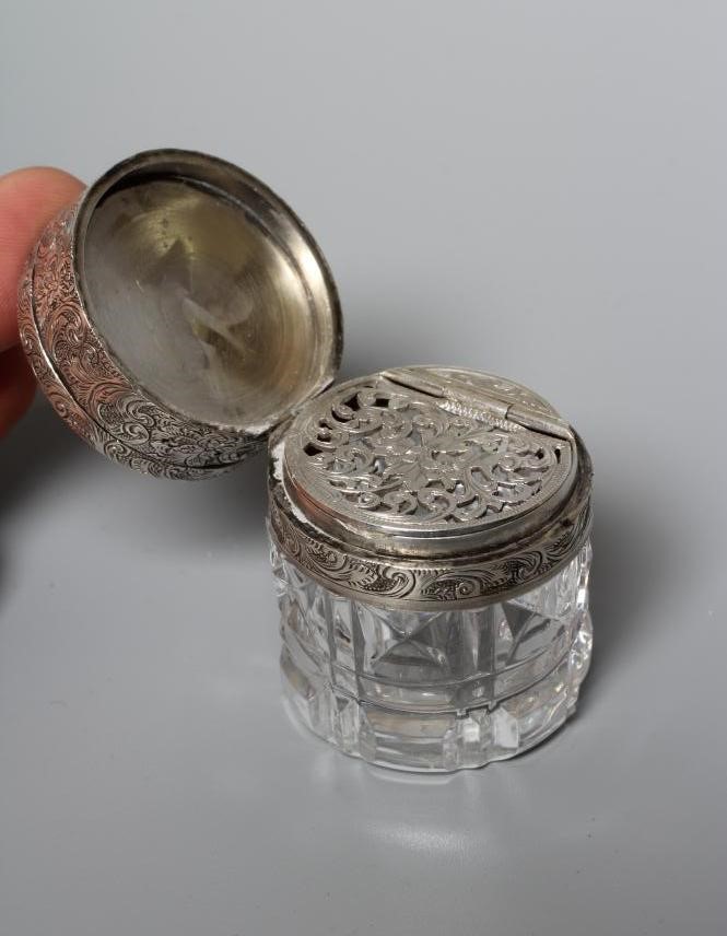 A VICTORIAN HOBNAIL CUT CYLINDRICAL GLASS JAR Image