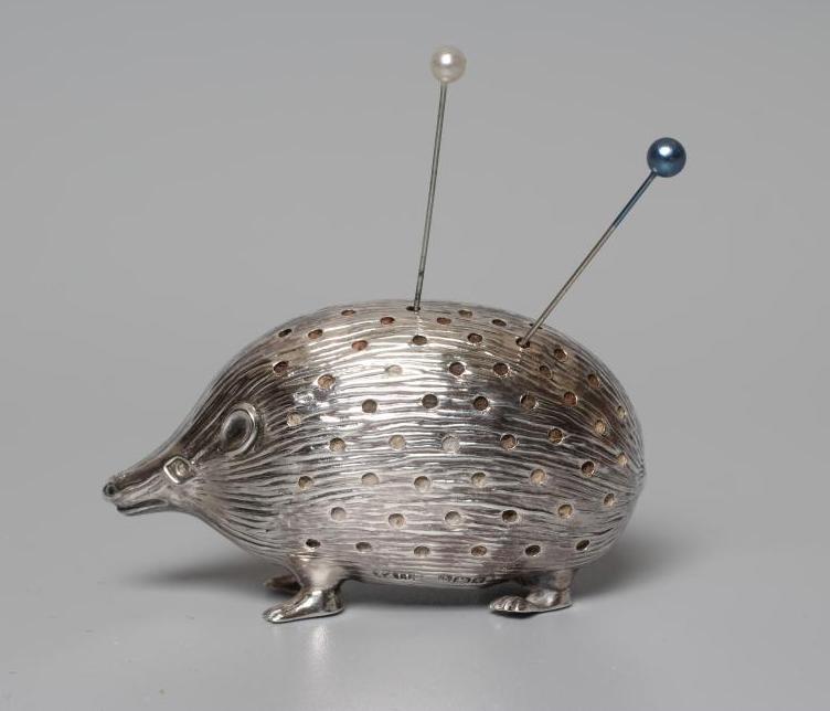 AN EDWARDIAN SILVER NOVELTY HEDGEHOG PIN CUSHION by Adie & Lovekin, Birmingham 1906, 2 1/4" long Image