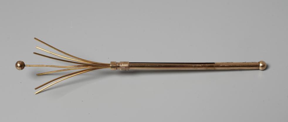 A 9CT GOLD COCKTAIL/CHAMPAGNE WHISK by E Baker & Son, Birmingham 1924, 2 3/4" long, 3.1g Image