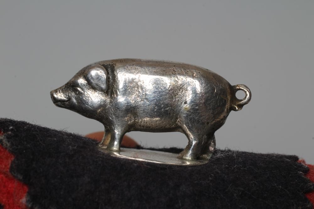 AN EDWARDIAN SILVER NOVELTY PIG PEN WIPE by Sampson Mordan, Chester 1908, 1 1/4" long, fixed onto Image