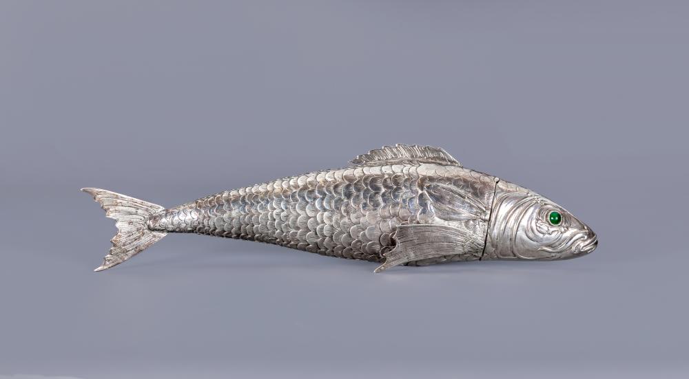A LARGE ARTICULATED FISH SPICE BOX Image