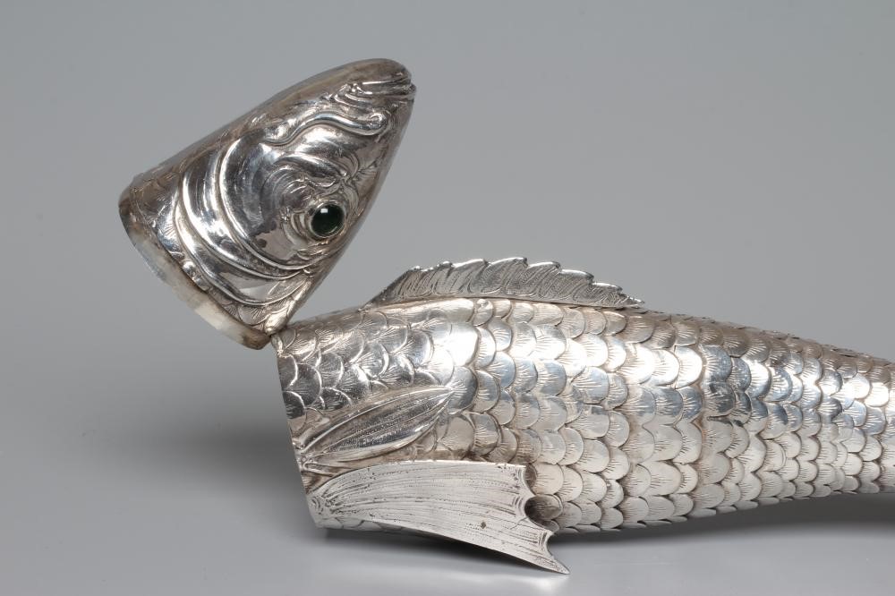 A LARGE ARTICULATED FISH SPICE BOX Image