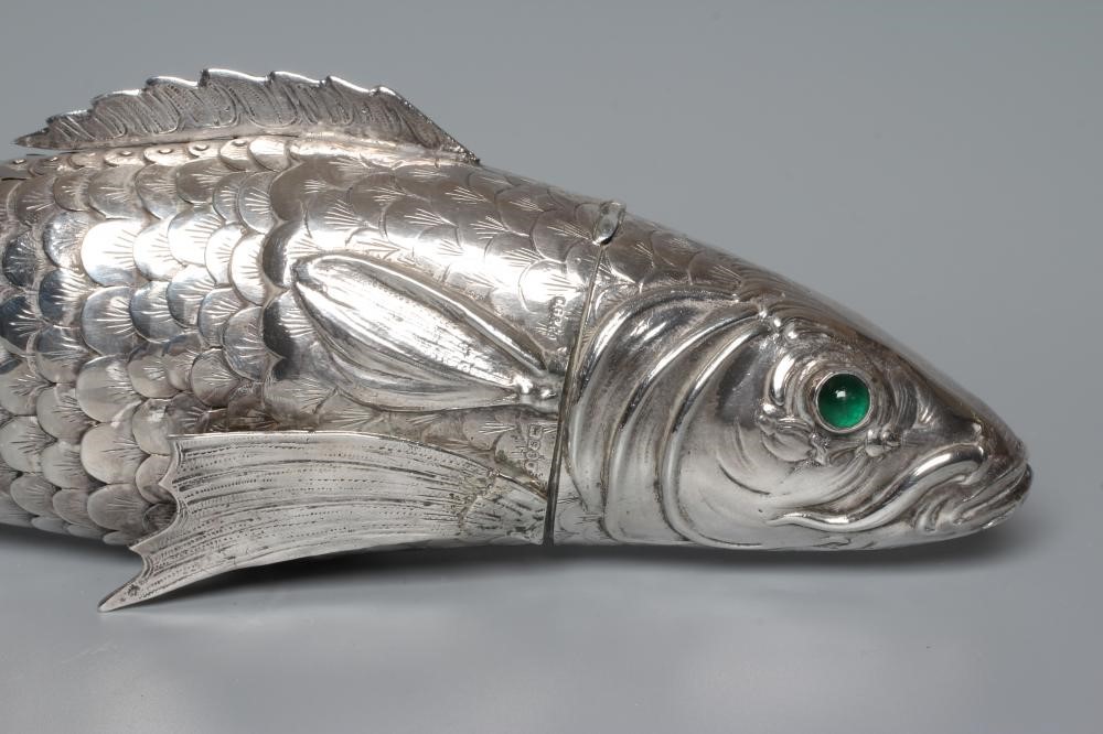 A LARGE ARTICULATED FISH SPICE BOX Image