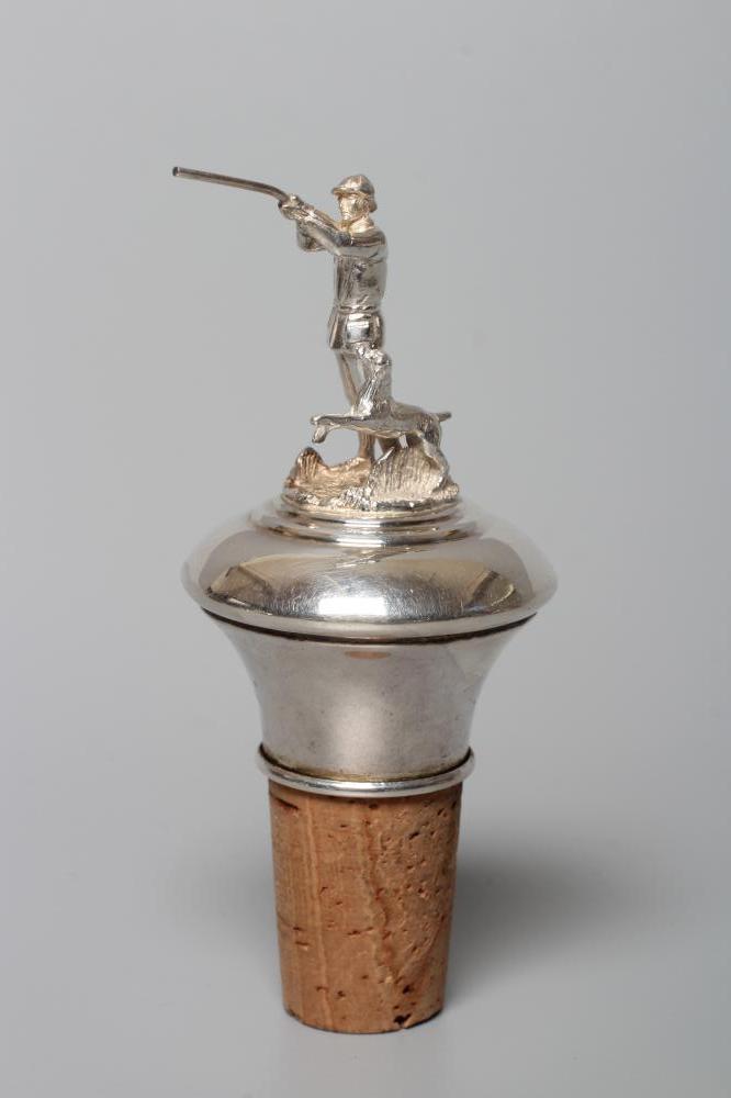 AN ELIZABETH II SILVER NOVELTY FIGURAL BOTTLE STOPPER, maker's mark DB, Birmingham 1994, cast as a Image