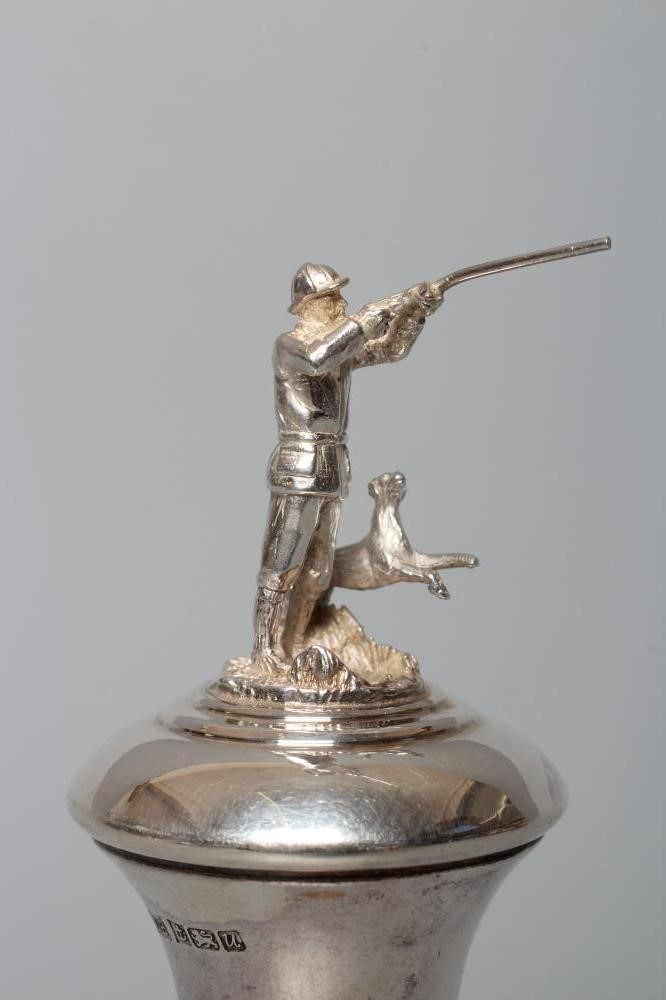 AN ELIZABETH II SILVER NOVELTY FIGURAL BOTTLE STOPPER, maker's mark DB, Birmingham 1994, cast as a Image