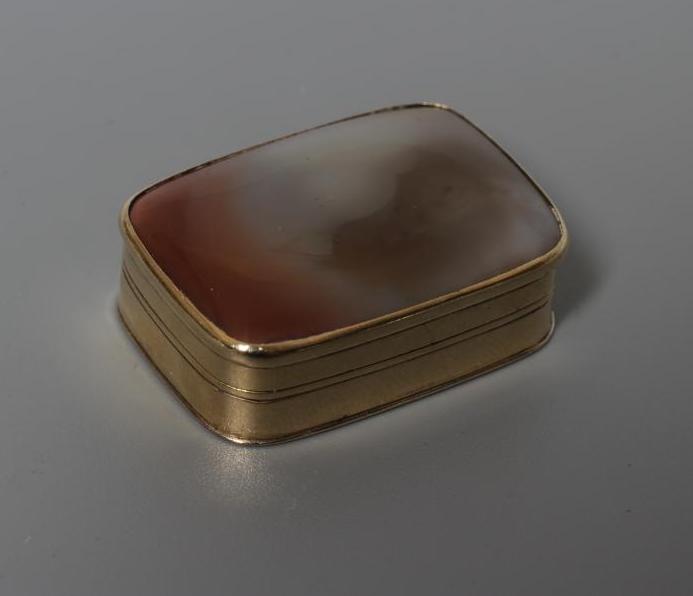 A GEORGE III GOLD VINAIGRETTE Image