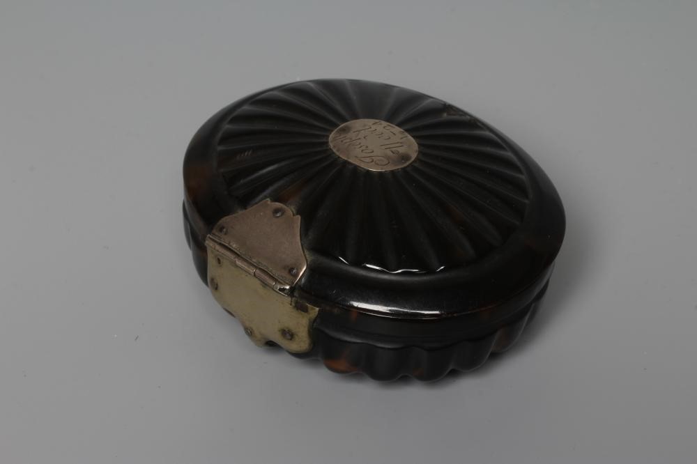 A SILVER MOUNTED TORTOISESHELL SNUFF BOX Image