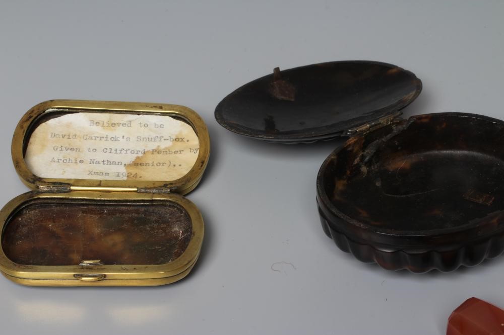 A SILVER MOUNTED TORTOISESHELL SNUFF BOX Image