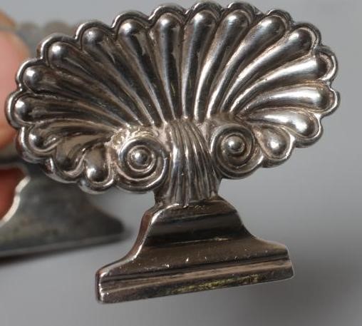 A PAIR OF GEORGE IV SILVER KNIFE RESTS by Emes & Barnard, London 1821, with escallop shell end Image