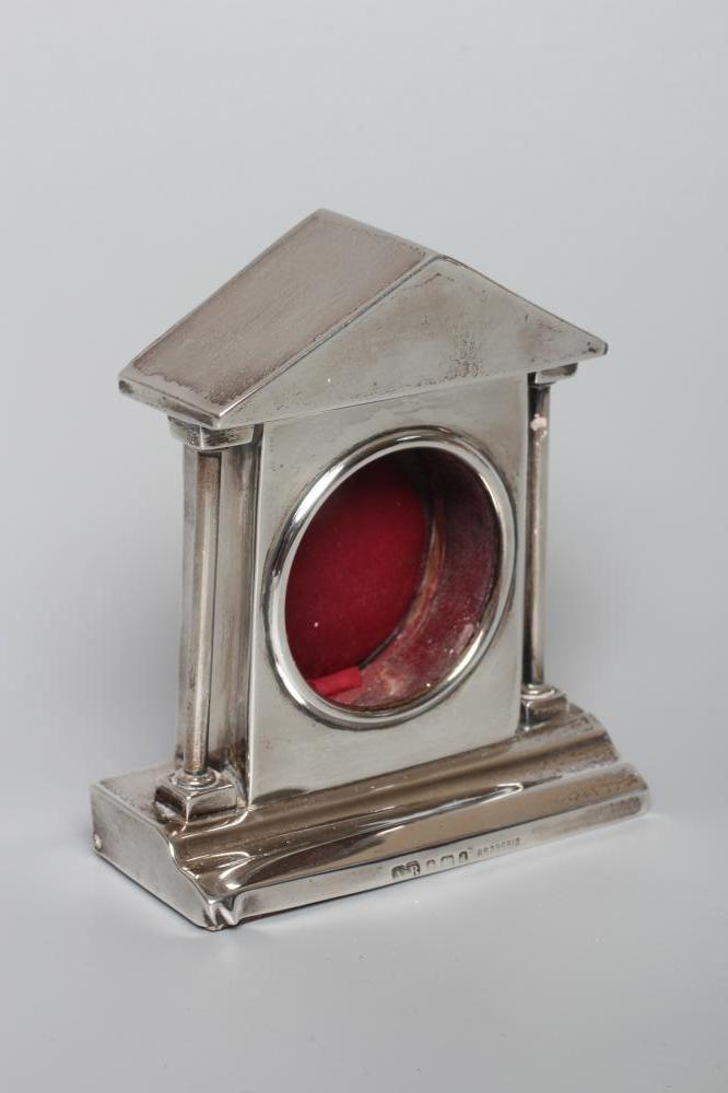 AN EDWARDIAN SILVER POCKET WATCH HOLDER, maker's mark A&B, Birmingham 1903, the triangular portico Image
